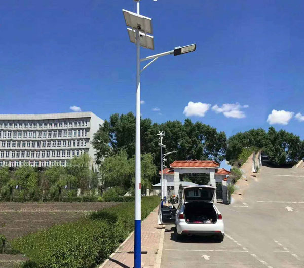 路边使用的太阳能路灯